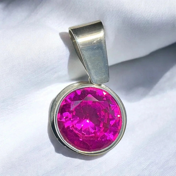 Extraordinary Natural Pinkish-Red Sapphire Sterling Silver Pendant - Picture 4 of 15